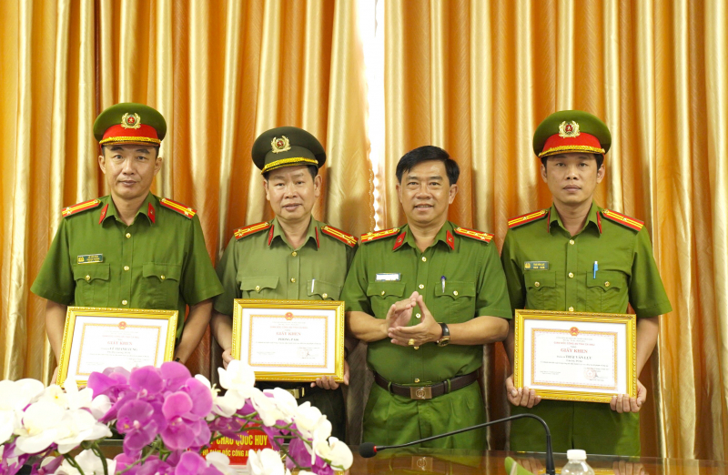 Khen thưởng tập thể, cá nhân có thành tích xuất sắc trong đấu tranh tội phạm ma túy -1