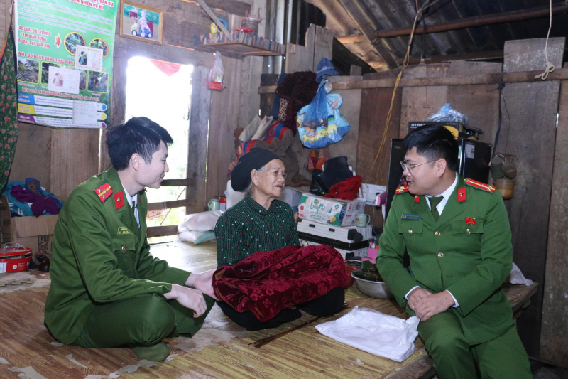 Ngôn ngữ là “Cánh cửa” để Công an gắn kết hơn với đồng bào miền núi -0