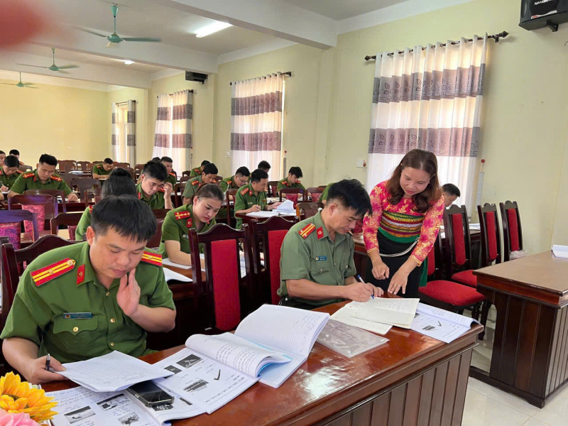 Ngôn ngữ là “Cánh cửa” để Công an gắn kết hơn với đồng bào miền núi -0