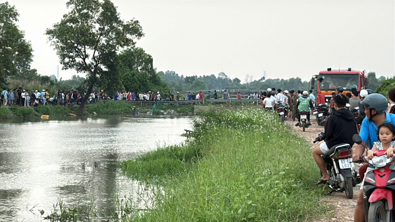 Chơi đùa cạnh rạch Bến Bà Mai, hai học sinh bị nước cuốn trôi -0