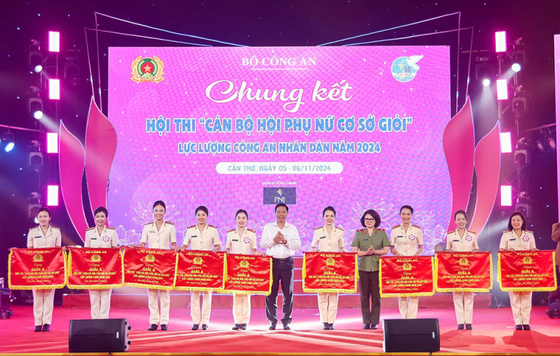 Phụ nữ CAND tiên phong gương mẫu cùng lực lượng CAND vững bước tiến vào kỷ nguyên mới -0