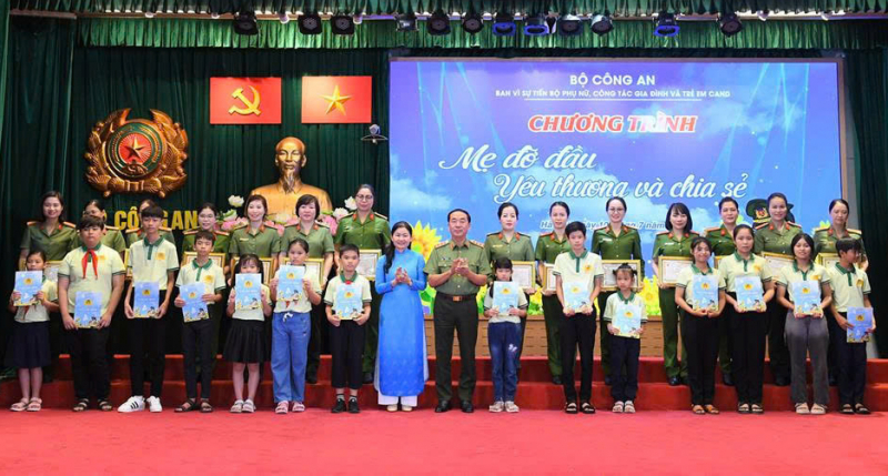 Phụ nữ CAND tiên phong gương mẫu cùng lực lượng CAND vững bước tiến vào kỷ nguyên mới -0