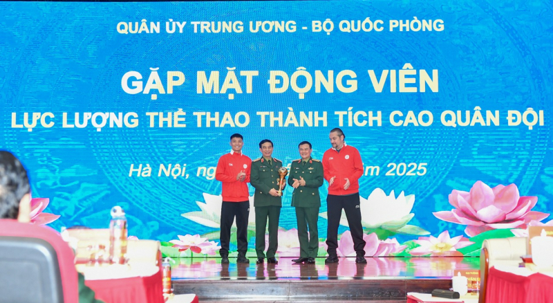 Bộ trưởng Bộ Quốc phòng Phan Văn Giang gặp mặt, động viên CLB Thể Công - Viettel -0