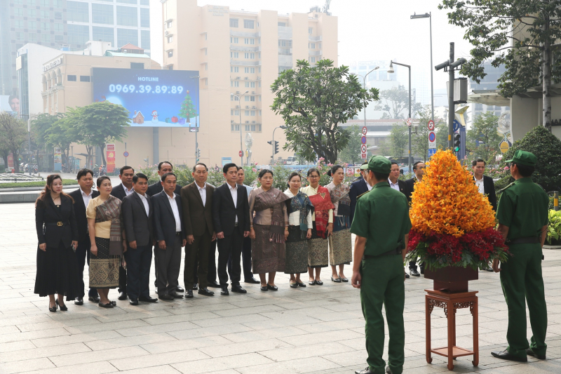 Đoàn đại biểu Chính quyền tỉnh Hủa Phăn (CHDCND Lào) dâng hoa Tượng đài Chủ tịch Hồ Chí Minh -1