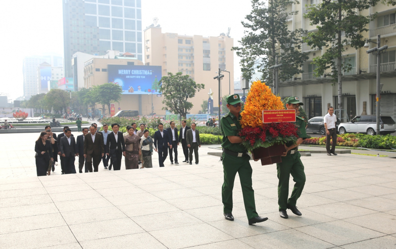 Đoàn đại biểu Chính quyền tỉnh Hủa Phăn (CHDCND Lào) dâng hoa Tượng đài Chủ tịch Hồ Chí Minh -2