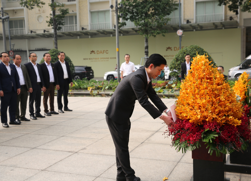 Đoàn đại biểu Chính quyền tỉnh Hủa Phăn (CHDCND Lào) dâng hoa Tượng đài Chủ tịch Hồ Chí Minh -3