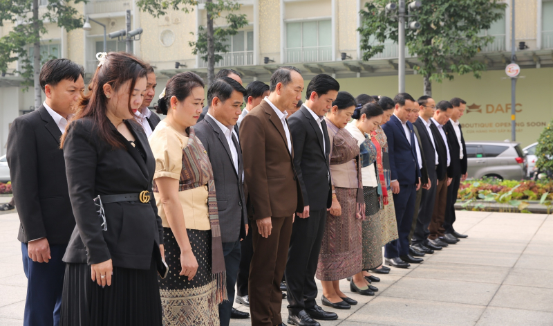Đoàn đại biểu Chính quyền tỉnh Hủa Phăn (CHDCND Lào) dâng hoa Tượng đài Chủ tịch Hồ Chí Minh -4