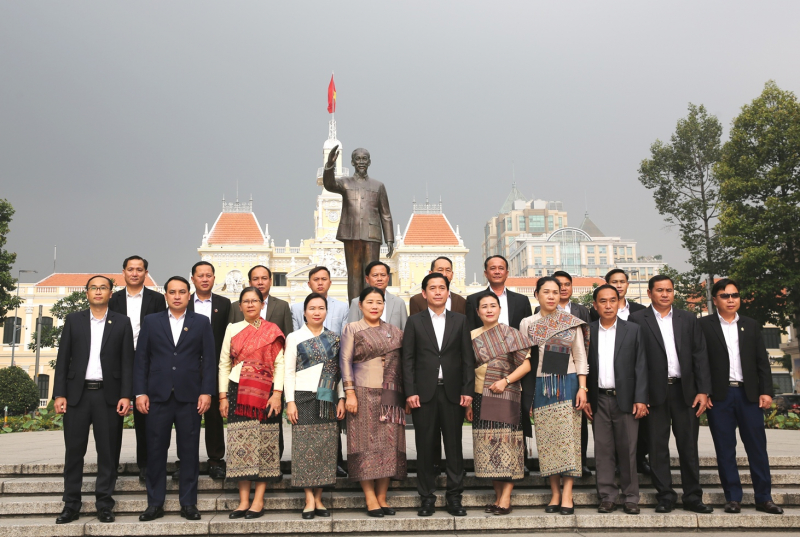 Đoàn đại biểu Chính quyền tỉnh Hủa Phăn (CHDCND Lào) dâng hoa Tượng đài Chủ tịch Hồ Chí Minh -5