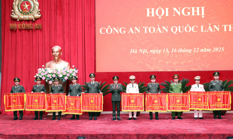 MPS honors outstanding units and officers  -0