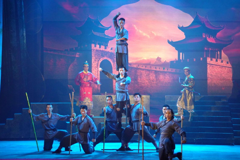 ការរួមបញ្ចូលគ្នារវាងសៀក និងកៃលឿង (ល្ខោនអូប៉េរ៉ាប្រពៃណីវៀតណាម) ក្នុងស្នាដៃពិសេសមួយអំពីស្តេចត្រឹនញ៉ានតុង -០