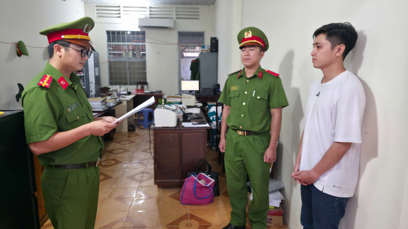 Khởi tố, bắt tạm giam nhân viên ngân hàng lừa đảo chiếm đoạt 1,1 tỷ đồng -0