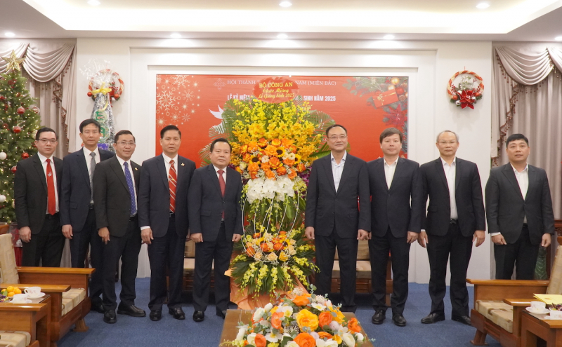 Thứ trưởng Phạm Thế Tùng chúc mừng các chức sắc, tín đồ Công giáo và Tin lành nhân Lễ Giáng sinh -0