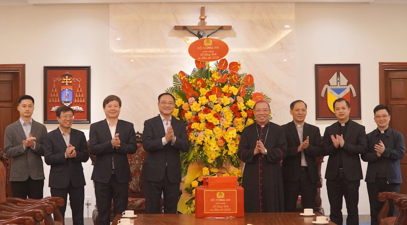 Thứ trưởng Phạm Thế Tùng chúc mừng các chức sắc, tín đồ Công giáo và Tin lành nhân Lễ Giáng sinh -0