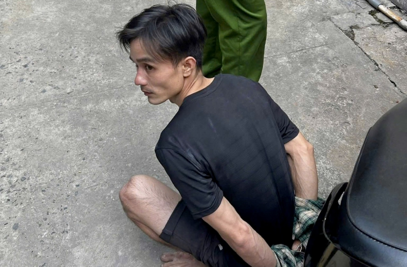 Người dân vây bắt đối tượng vào tiệm vàng vờ mua vàng rồi cướp -0