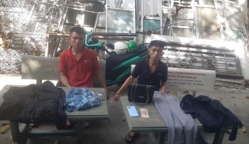 Bắt giữ hai đối tượng dùng dao khống chế người phụ nữ cướp tài sản giữa đêm khuya  -0