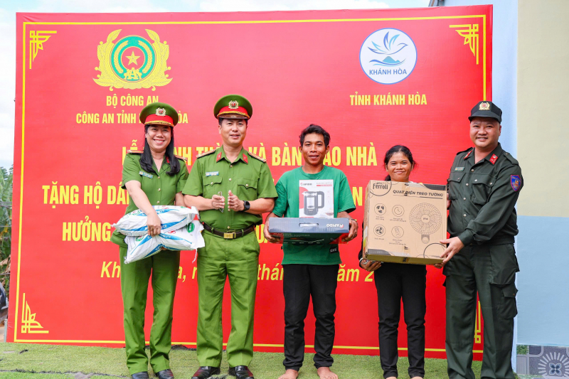 Công an tỉnh Khánh Hòa bàn giao căn nhà đầu tiên xây tặng người dân trong “Chiến dịch Quang Trung” -0