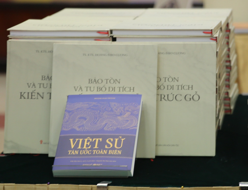  Ra mắt sách của học giả Hoàng Đạo Thành và chắt Hoàng Đạo Cương -0