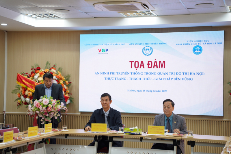 គ្រូបង្រៀន.jpg -០