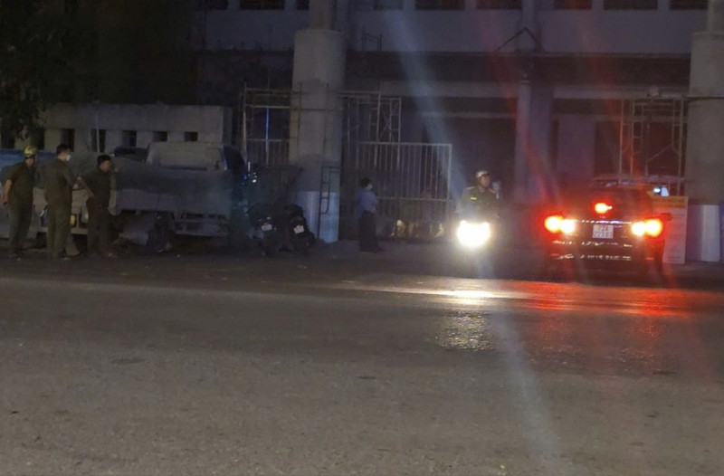 Sập giàn giáo, 2 công nhân rơi từ độ cao 5m xuống đất thương vong -0