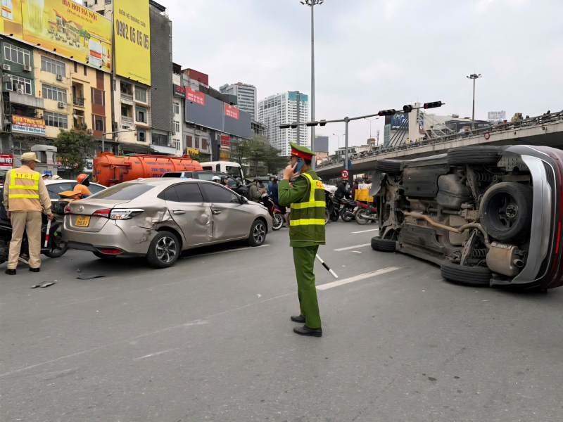 Vụ lật xe ô tô trên Đường Láng, Hà Nội: Tài xế dương tính với ma tuý -0