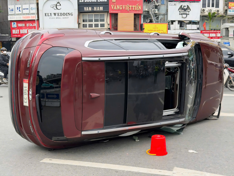 Vụ lật xe ô tô trên Đường Láng, Hà Nội: Tài xế dương tính với ma tuý -0