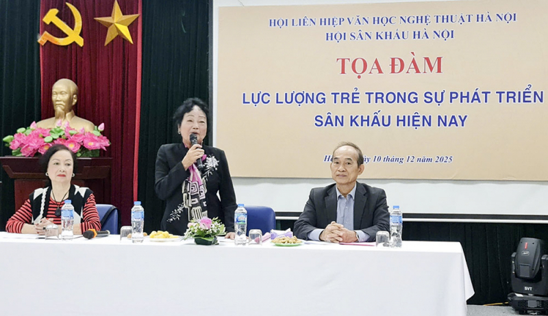 “Thầy già, con hát cũng già” -0