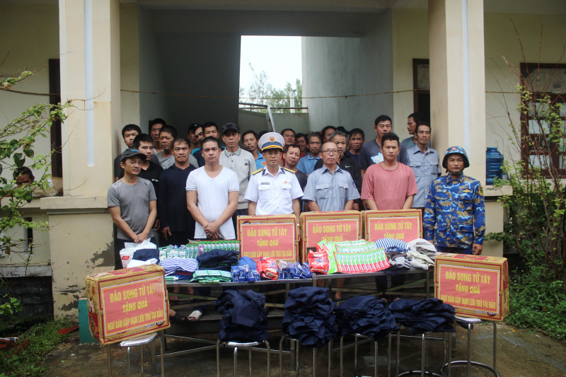 52 ngư dân trên tàu cá bị bốc cháy ở Trường Sa đã được đưa vào đảo Song Tử Tây  -0