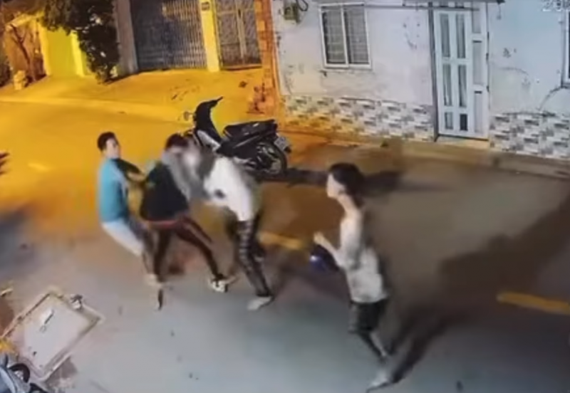 Xác minh vụ việc một nam sinh lớp 12 bị chặn đường, tấn công tới tấp trên đường -1