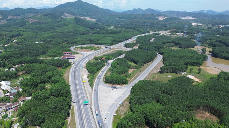 Cao tốc Cam Lộ - La Sơn mở rộng lên 4 làn xe hoàn chỉnh -0