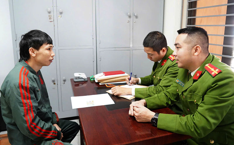 Vận động đối tượng truy nã trốn bên Thái Lan về đầu thú -0