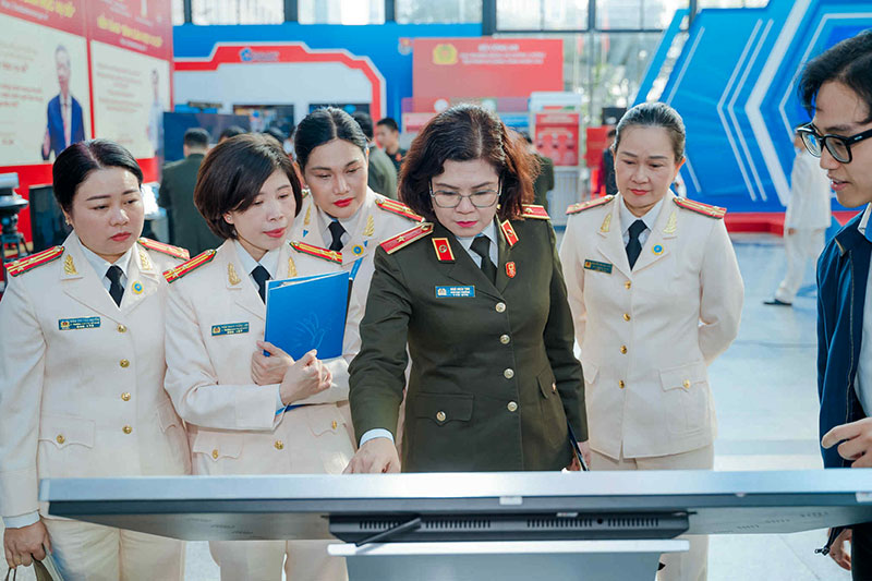 Sôi động không gian trải nghiệm công nghệ số MobiFone trong các ngày Đại hội tại trụ sở Bộ Công an -0