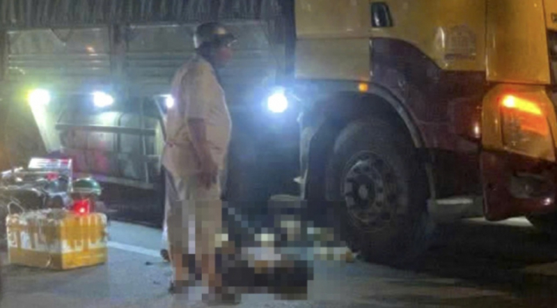 Bị cuốn vào gầm xe tải, 2 thiếu niên tử vong thương tâm -0