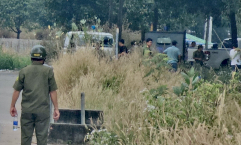 Tưởng cá lớn ai ngờ lưỡi câu móc trúng thi thể dưới hồ nước -0