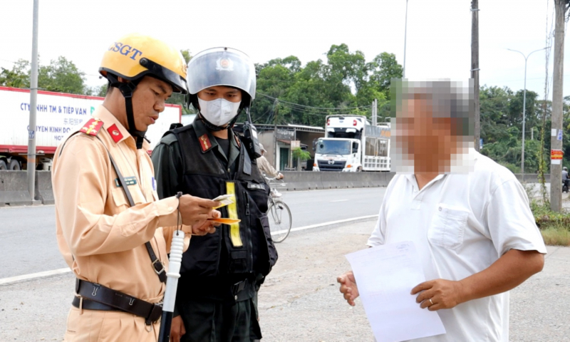 Xử lý nghiêm phương tiện vi phạm chở hàng quá tải trọng -0