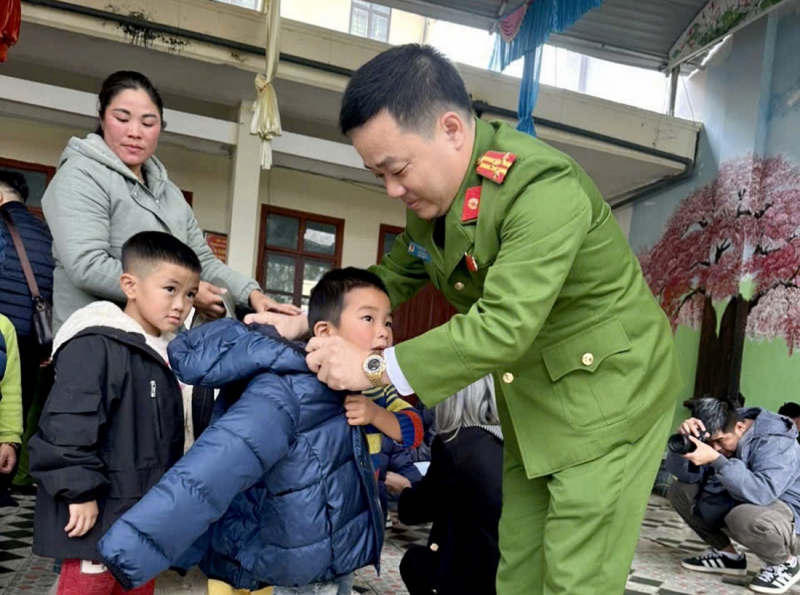 Sẻ chia yêu thương đến các em học sinh nơi rẻo cao biên giới -0