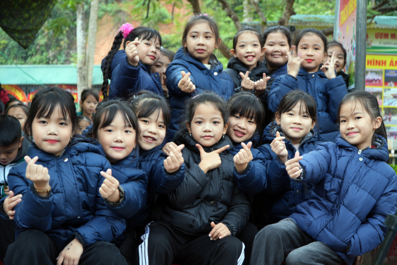 Sẻ chia yêu thương đến các em học sinh nơi rẻo cao biên giới -0