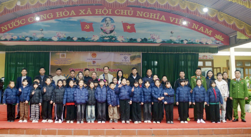 Sẻ chia yêu thương đến các em học sinh nơi rẻo cao biên giới -0