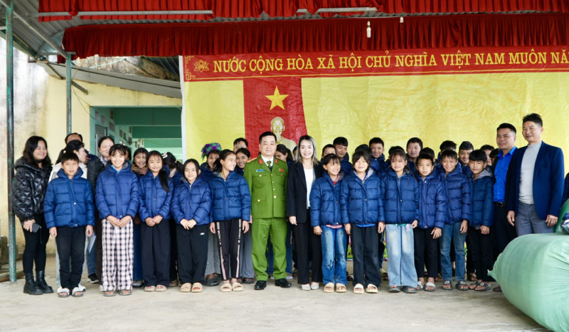 Sẻ chia yêu thương đến các em học sinh nơi rẻo cao biên giới -1