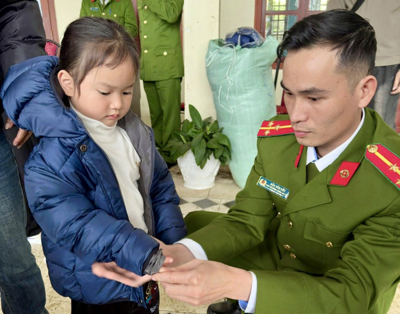 Sẻ chia yêu thương đến các em học sinh nơi rẻo cao biên giới -2