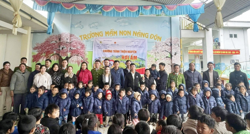 Sẻ chia yêu thương đến các em học sinh nơi rẻo cao biên giới -2