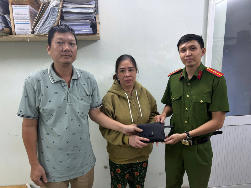 Hành động đẹp “Nhặt được của rơi, trả người đánh mất” 	 -0