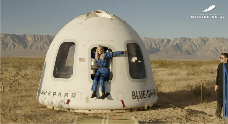 Blue Origin thành công đưa người ngồi xe lăn bay vào vũ trụ -0