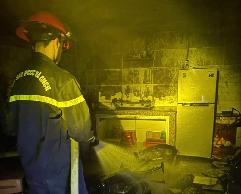 Giải cứu 4 người kẹt trong vụ cháy nhà lúc rạng sáng -0