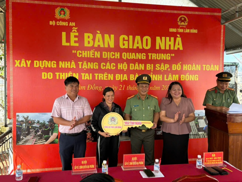 Bàn giao căn nhà đầu tiên trong “Chiến dịch Quang Trung” ở Lâm Đồng -0
