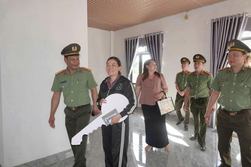 Bàn giao căn nhà đầu tiên trong “Chiến dịch Quang Trung” ở Lâm Đồng -0