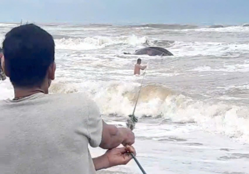 Kịp thời cứu 2 ngư dân bị lật thuyền nan trên biển -0