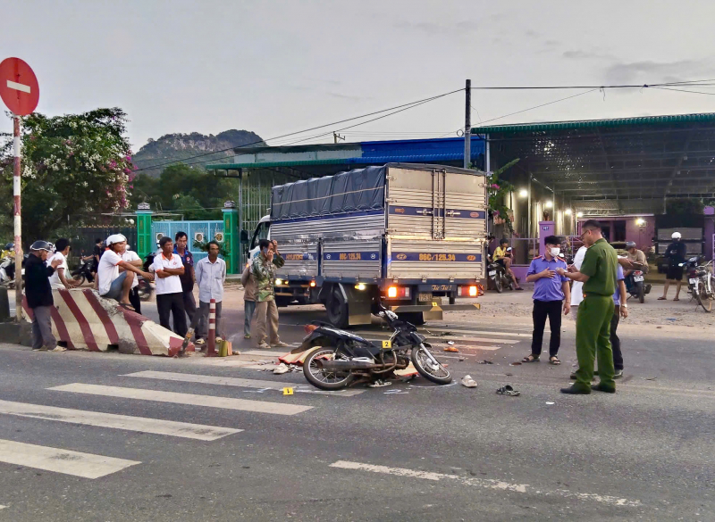 Xe máy va chạm với ôtô đang qua đường, 2 người thương vong -0