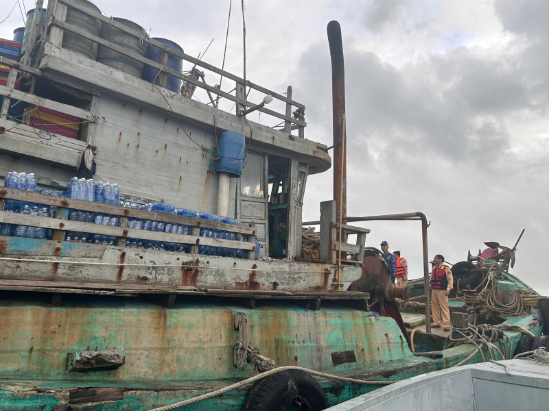 Thuỷ đoàn 1 cùng Cảnh sát biển bắt tàu cá chở dầu DO không nguồn gốc trên biển -0