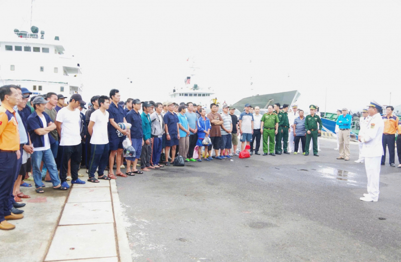 Tàu Trường Sa 22 đưa 52 ngư dân trên tàu cá bị bốc cháy ở Trường Sa về đến Cam Ranh -0