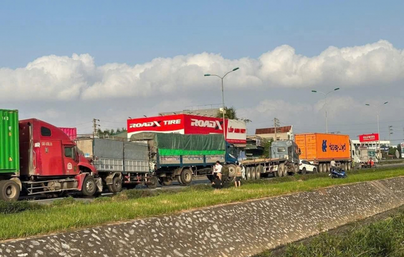 Tai nạn giao thông liên hoàn, 3 người thương vong, 7 ô tô hư hỏng nặng -0